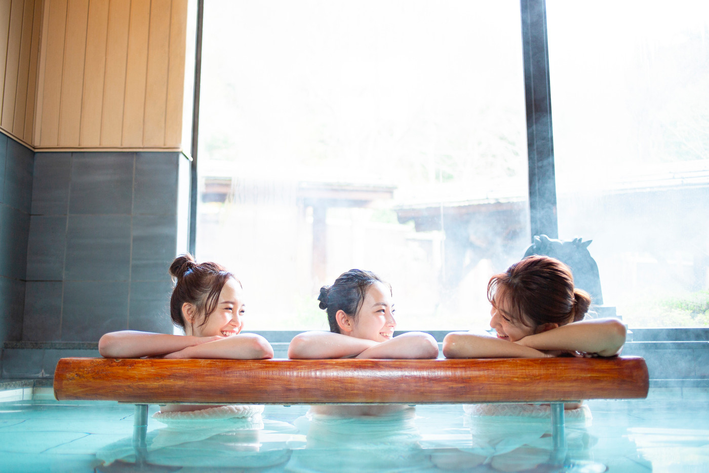 露天風呂を楽しむ女性と友達