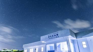 施設の正面 (日没後) / 1