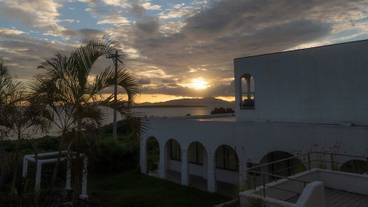 施設の正面 (日没後) / 2