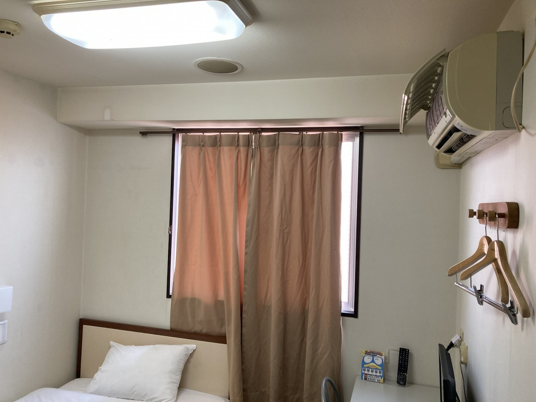 このクーラーが曲者、風が直撃するので調整が必要