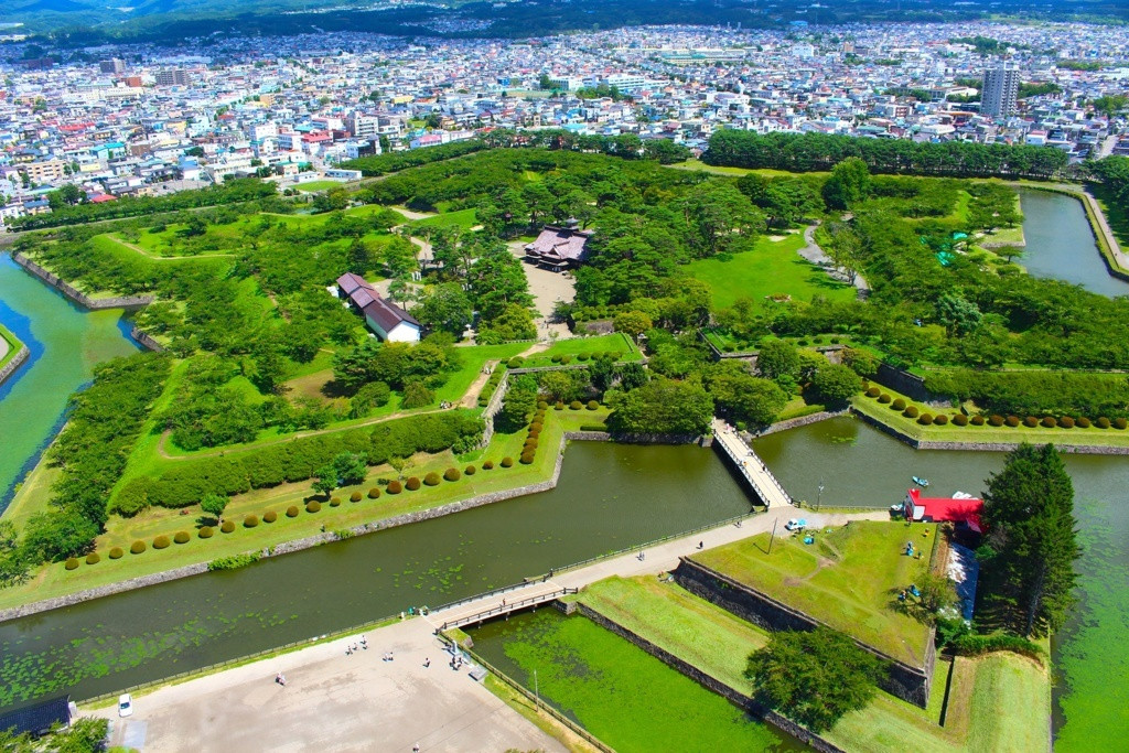 星型の五稜郭と、函館の街が一望できる「五稜郭タワー」1615580