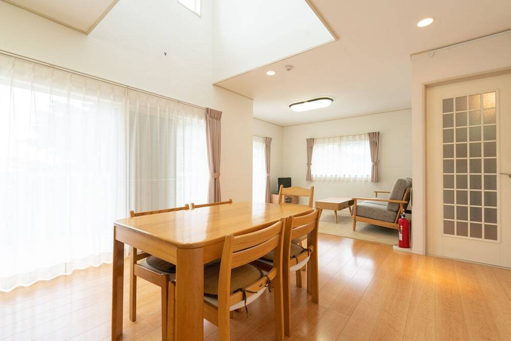 客室内のダイニングエリア