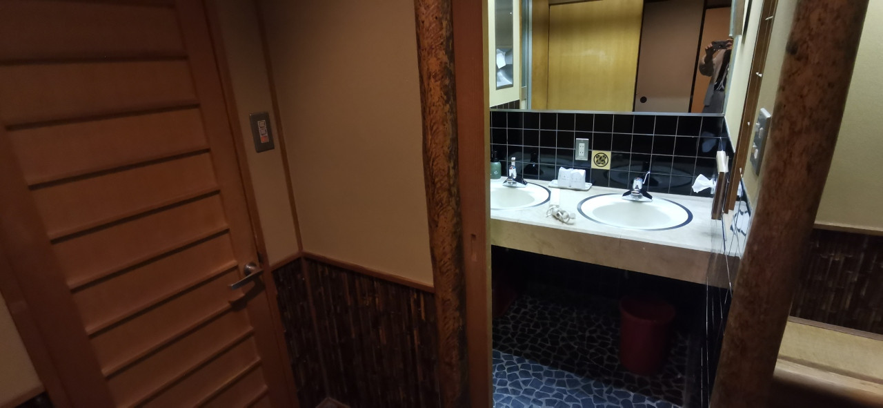 お部屋にもお風呂・洗面台二つありました