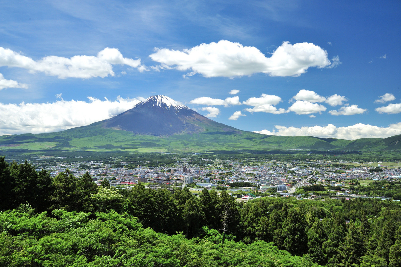 富士山と御殿場の街並み