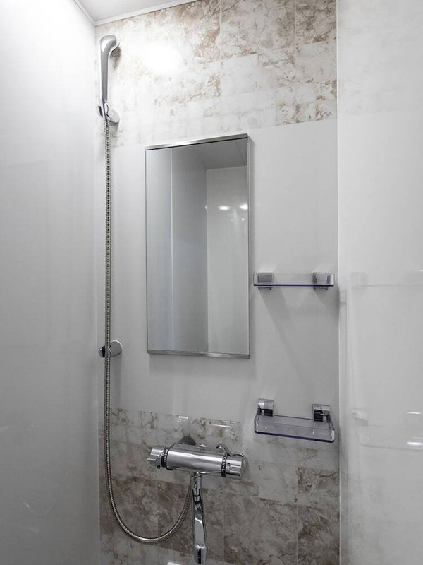 バスルームのシャワー