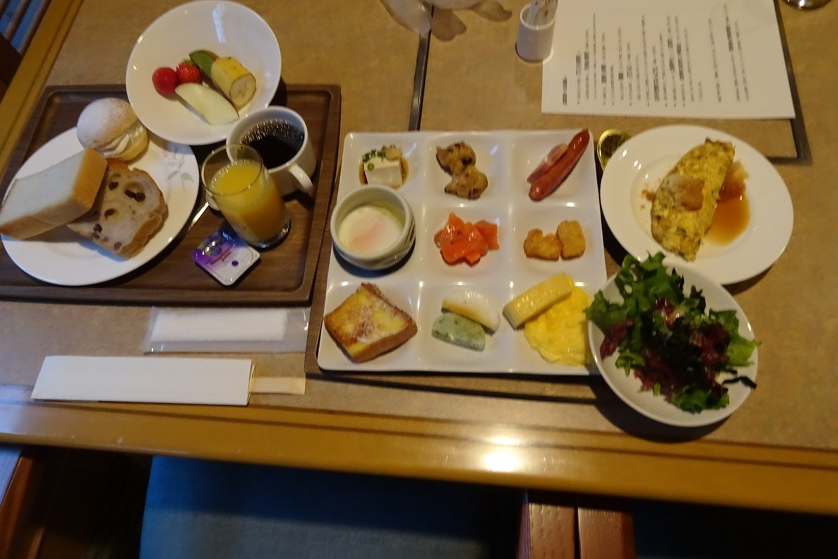 朝食のビュッフェ、オムレツ・パンをはじめ、美味しかった