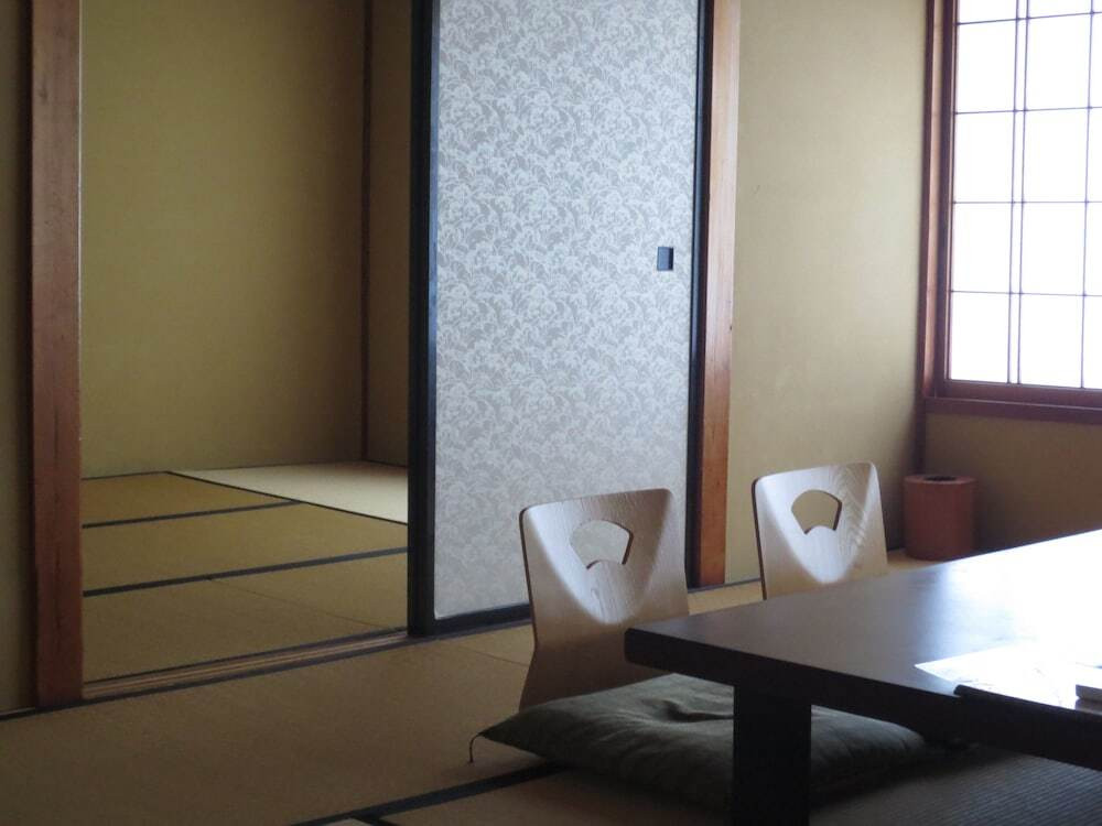 客室内のダイニングエリア