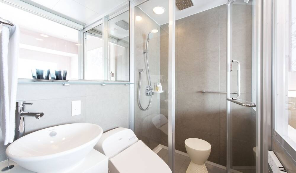 ガラス張り　ロールカーテンあり / 1