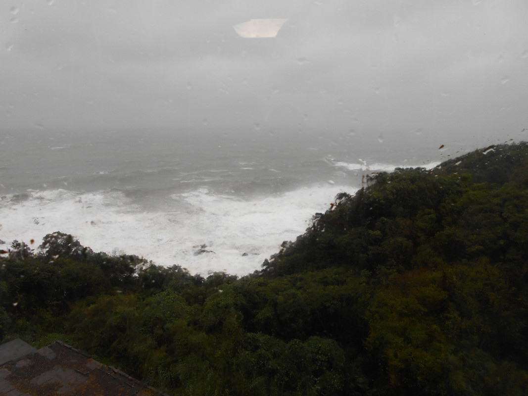 和室からの荒れる太平洋