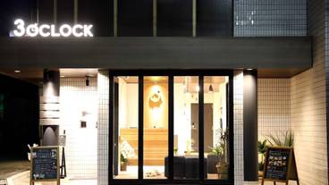 施設の正面 (日没後) / 4