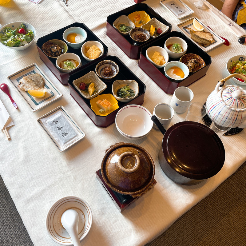 朝食は和食をいただきました。おかずはたくさんあり、鍋で炊くお味噌汁がとても美味しかったです！