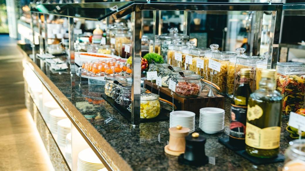 広々ダイニングで
色とりどりの朝食
 / 2