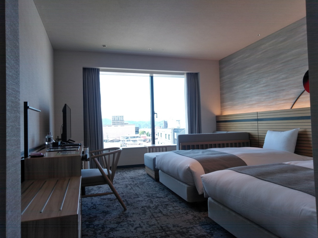 桜凛閣コンフォートツイン。窓側のソファが良いです。