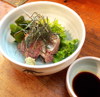「一富」料理 754102 鯖胡麻が出てきました！ すりごまがまぶされたサバ刺身を、甘みのある九州醤油で