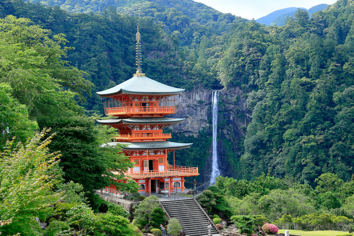 新緑の熊野那智大社と満開の紫陽花園〜青岸渡寺と那智の滝