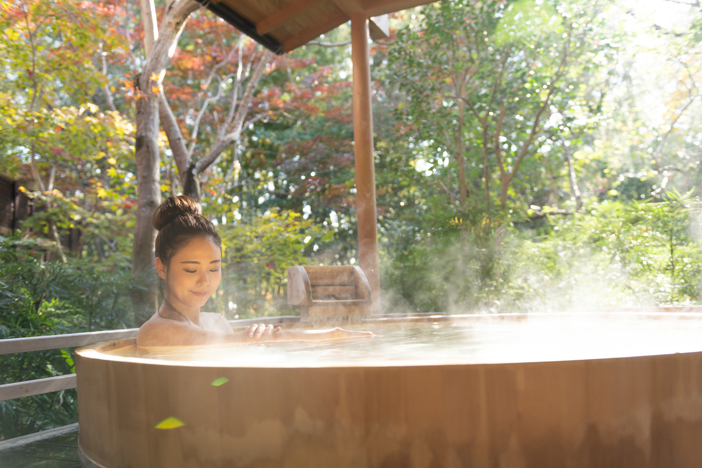 若い女性、温泉、露天風呂、旅行