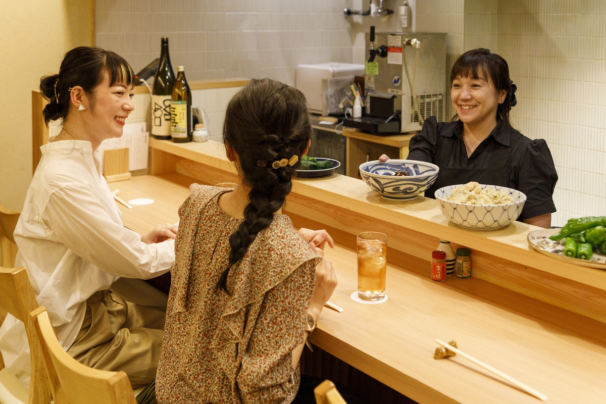 街での食事イメージ