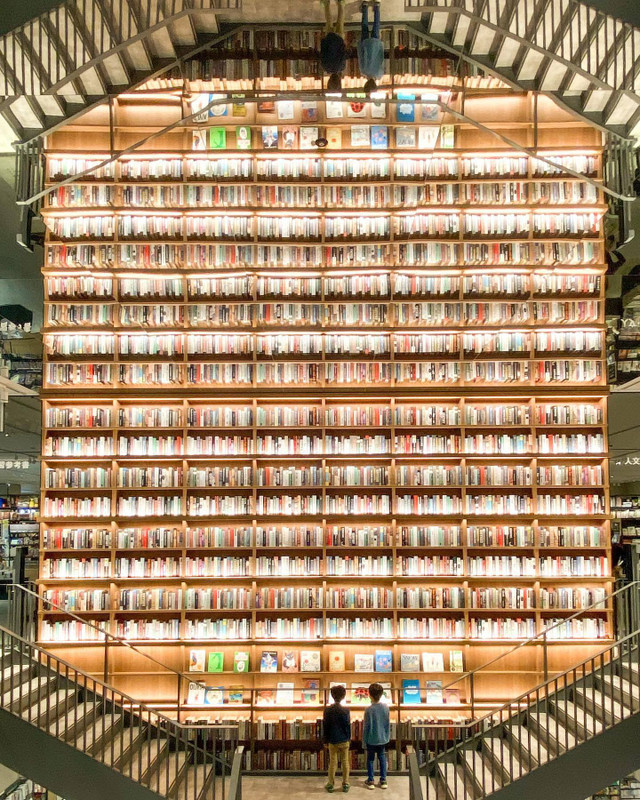 「イオンモール Nagoya Noritake Garden」内にある「TSUTAYA BOOKSTORE」。フォトジェニックなスポットで思い出の1枚を。 / 1