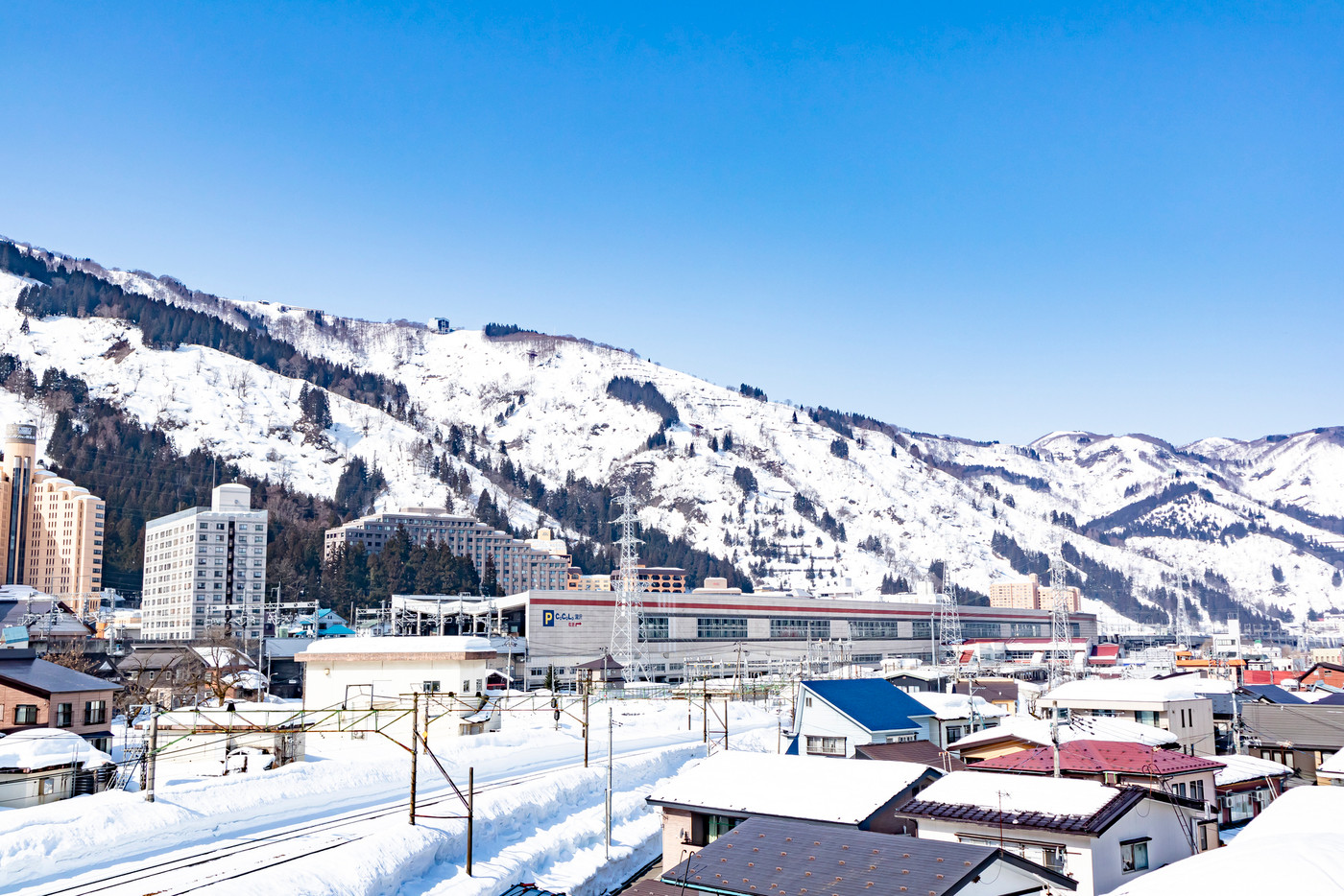 冬の晴れた日の湯沢町 越後湯沢駅周辺の街並み