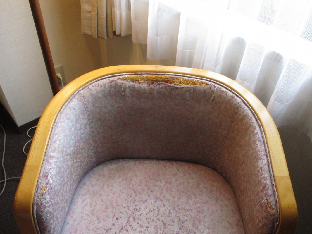 椅子のほつれ隠しでした。