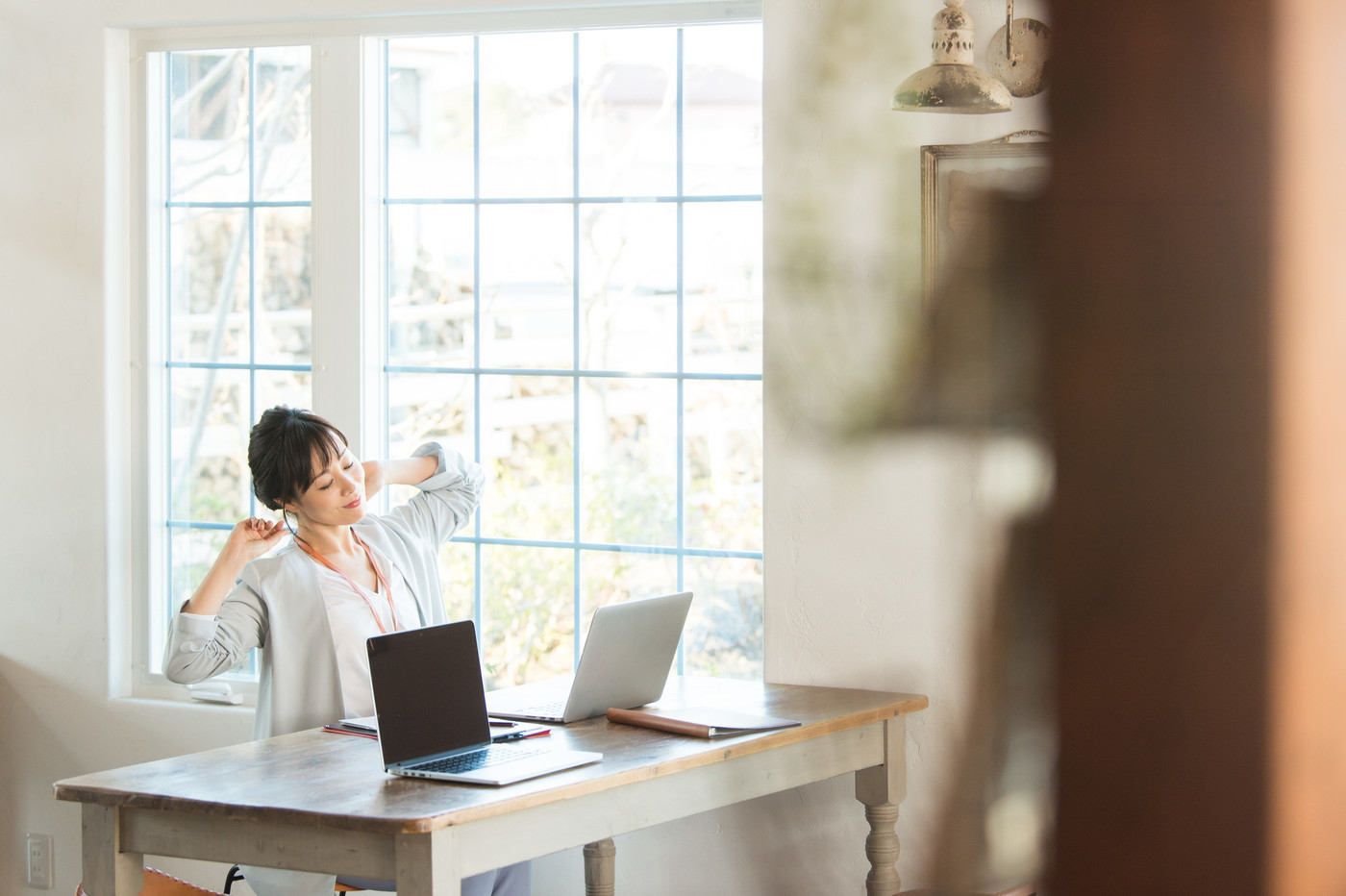 働く女性(オフィスカジュアル)