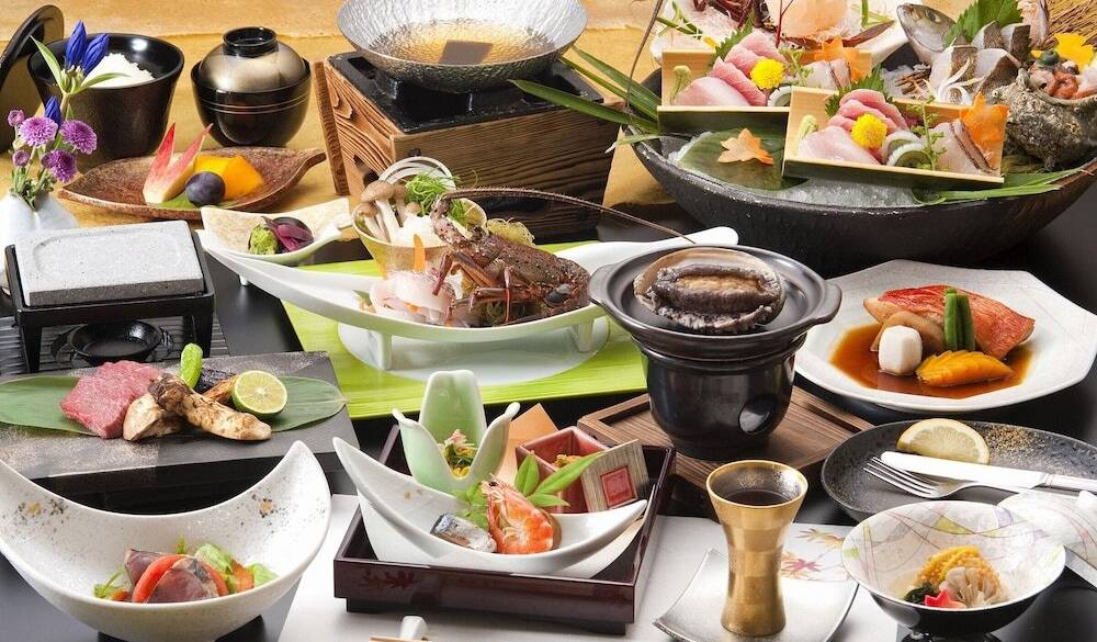 アワビに鯛、伊勢海老も
南房総を味わう贅沢会席 / 1