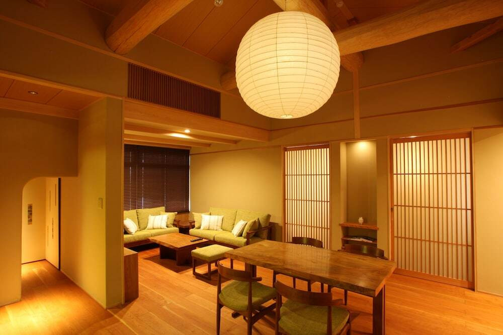 客室内のダイニングエリア