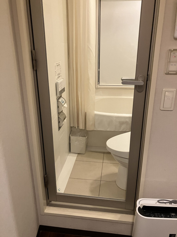 ドアを開けるとガラス張りのバスルーム!