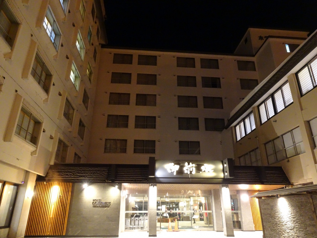 ホテルの裏側が阿寒湖