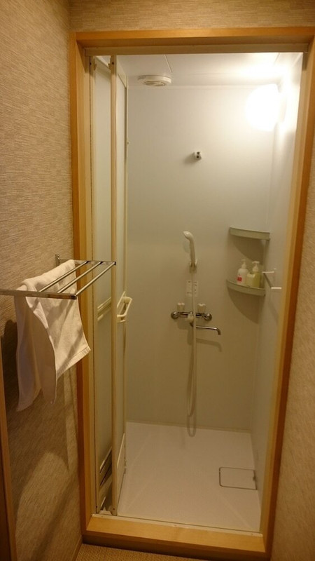 バスルームのシャワー