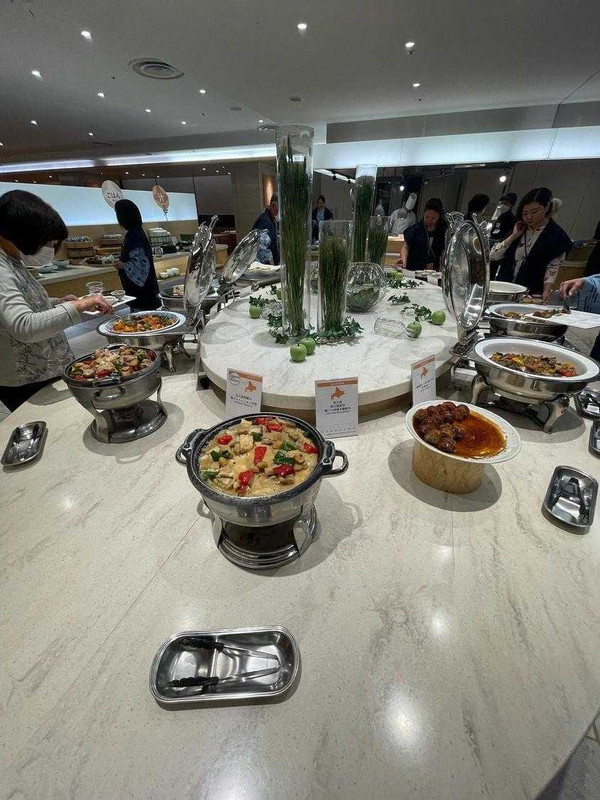 スープやお惣菜、ステーキ、揚げたて天ぷらなど、海鮮以外のお料理も充実。食の好みが違う人同士でも、気兼ねなく楽しめるのが嬉しい / 4