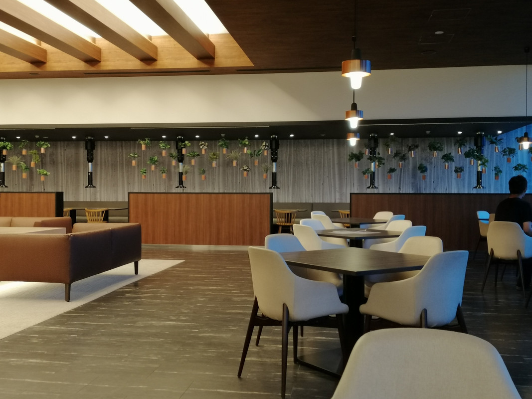 レストラン　広くて夕・朝とも席がないようなことはない