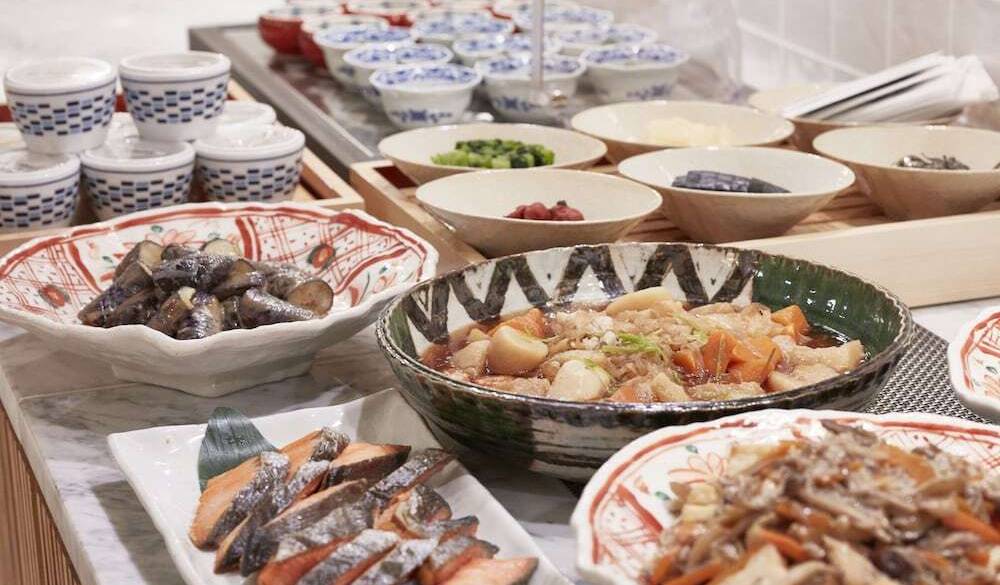 朝食はバイキングで
お腹いっぱいに / 3