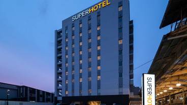 施設の正面 (日没後) / 2