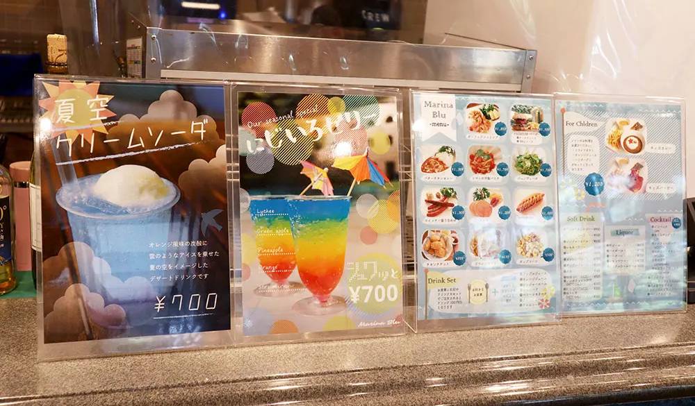 カフェには季節のドリンクやアルコールのほか、手作りの食事がラインナップ。大人も子供も、それぞれが満足できるメニューが揃っています。