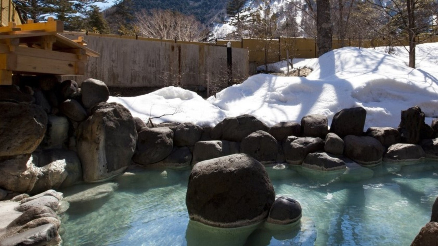 とろとろの“にごり湯”を楽しむ雪見露天風呂3390565