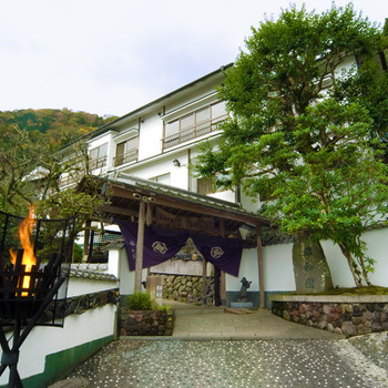 森の中に佇む、一戸建て離れタイプの老舗旅館に癒される3642742