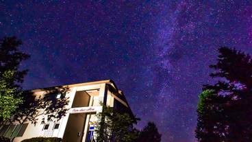 施設の正面 (日没後) / 6