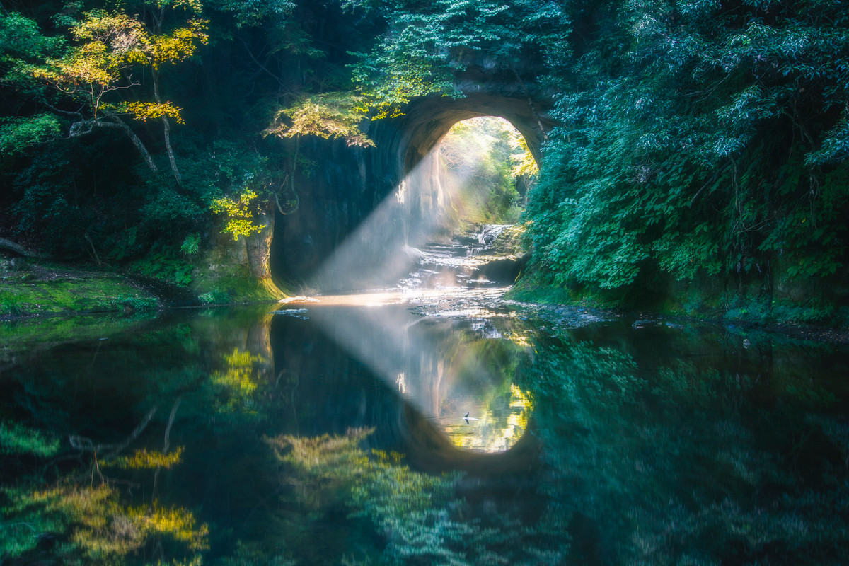 濃溝の滝 亀岩の洞窟