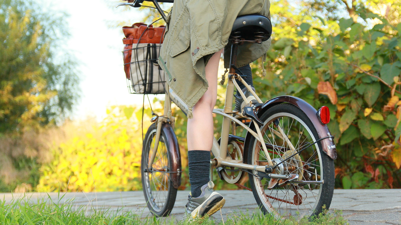 自転車に乗る女性(足元)