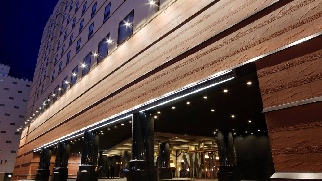 ライトアップされたホテル外観 / 1