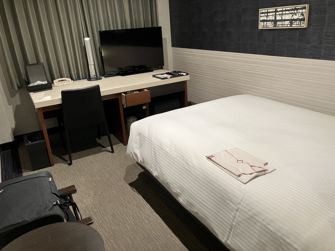 机はビジネスホテルでは広め