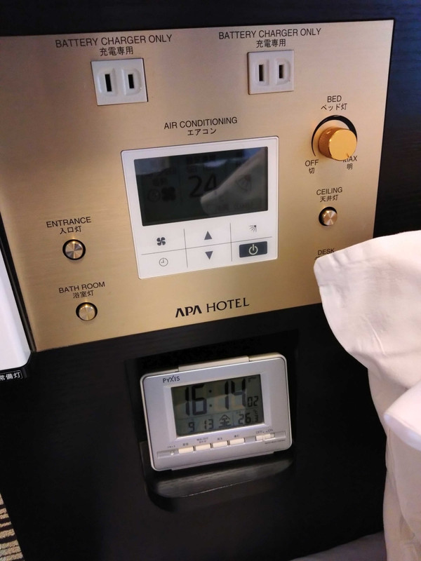 ベッド脇にはスイッチ類がまとまっているので、便利です