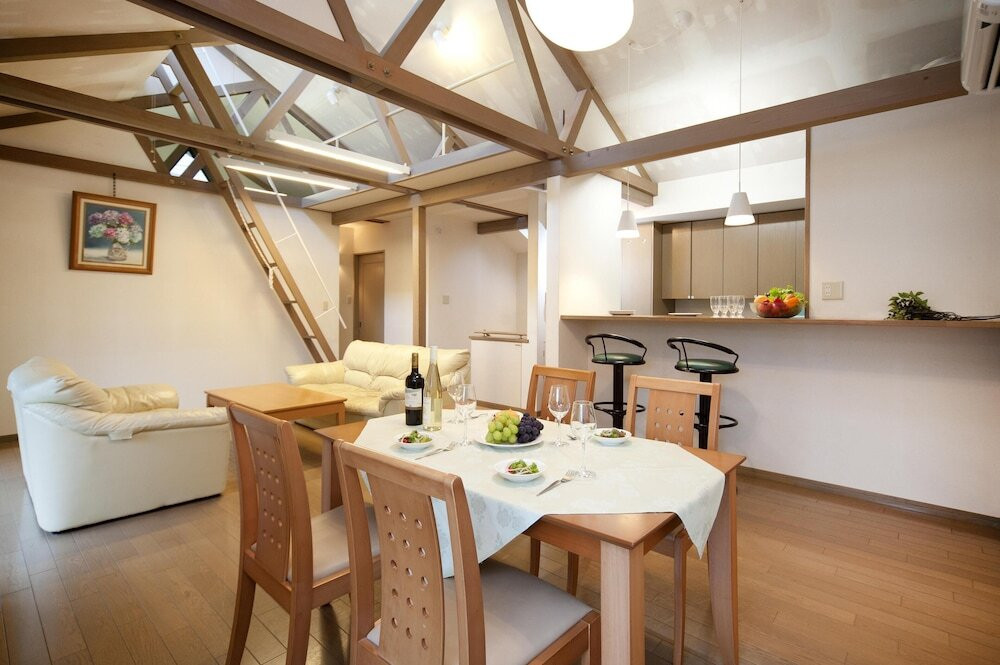 客室内のダイニングエリア