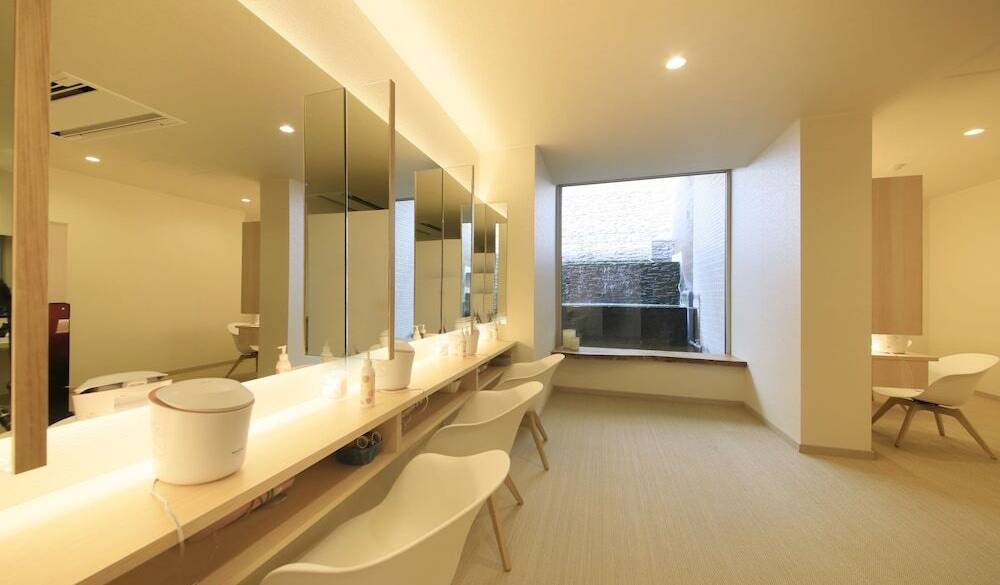 温泉＆岩盤浴で
身も心もデトックス / 4