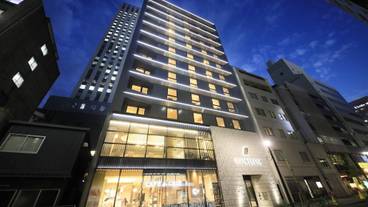 施設の正面 (日没後) / 1