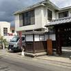 入り口　入ってすぐ池があり錦鯉が泳いでいる