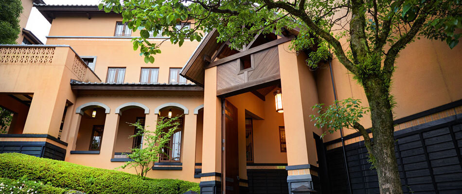 緑あふれる丘の上に建つ、美しい洋館3715050