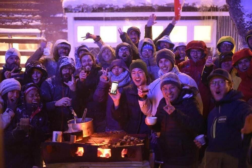 施設の正面 (日没後)