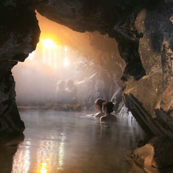 大滝を望む温泉で心を開放する3642612